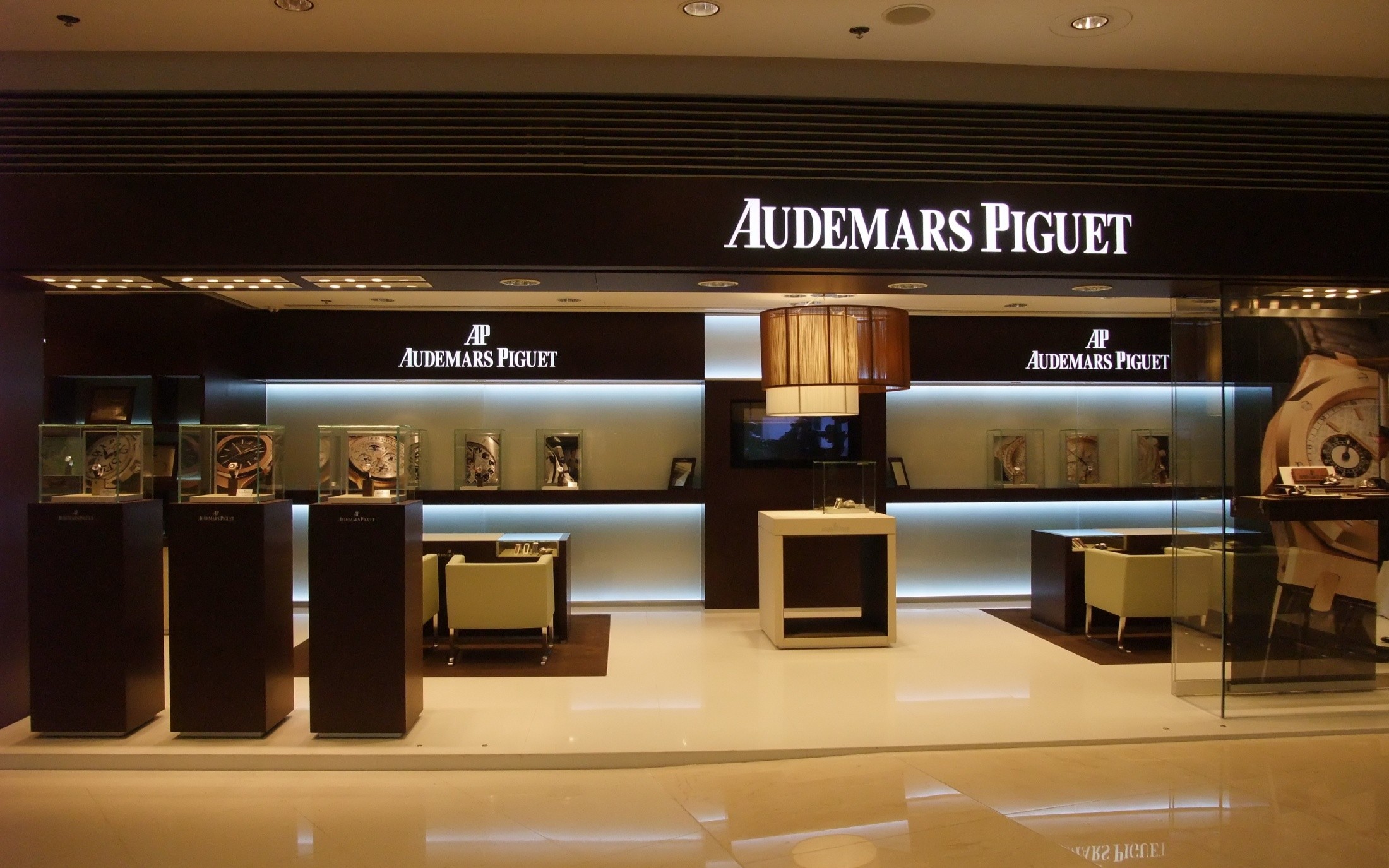 Main Shop Front - Click to enlarge